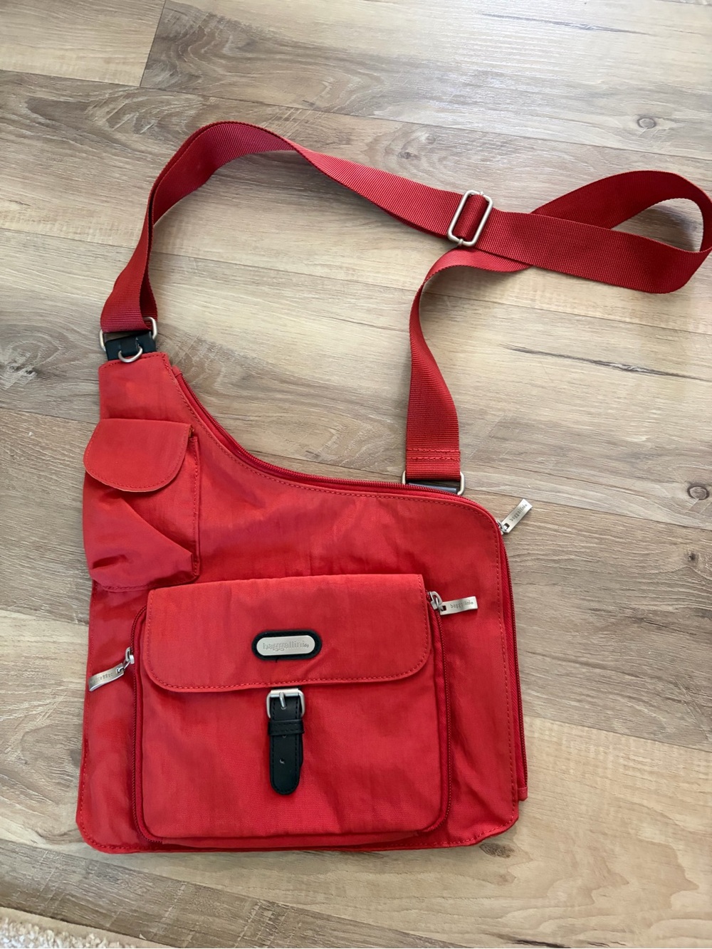 Baggallini Uptown Slim Sling Crossbody Bag Organizer Travel Purse Red EUC
